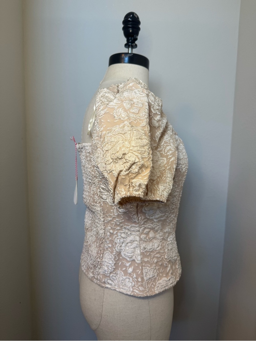 Umgee Puff Sleeve Lace Square Neck Top in Beige and Ivory NWT - Picture 3 of 7